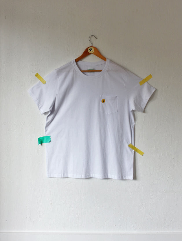 Camiseta Pilar All Eyes Branca Pocket