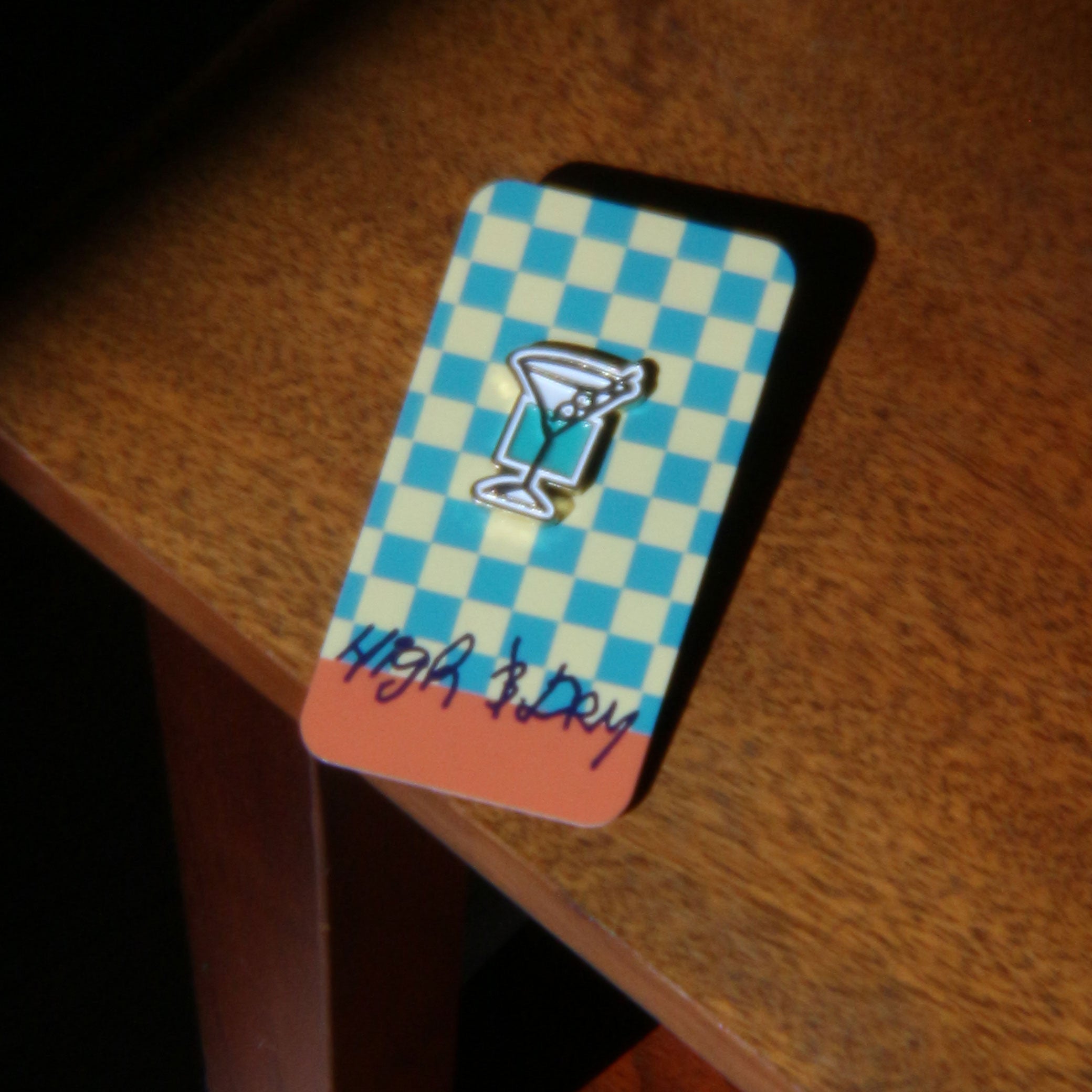 Pin Metálico High & Dry — Martini